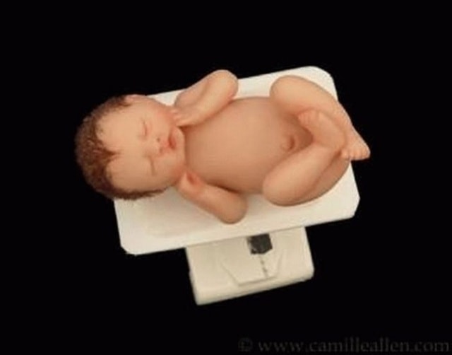 Một con búp bê được hoàn thành – trông rất giống em bé sơ sinh đúng không?