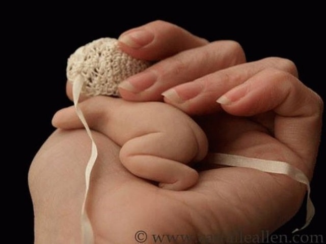 Ngay cả những vân tay nhỏ nhất cũng có thể khiến nhiều giờ đồng hồ trở nên công cốc. Camille nói: “Tôi phải thật kiên nhẫn khi thực hiện công việc này”.