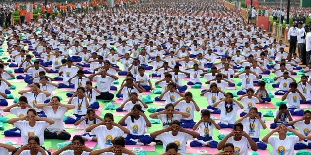2.000 phụ nữ mang thai cùng tập yoga kỉ niệm Ngày Quốc tế Yoga lần thứ 2. Ảnh: indialivetoday.