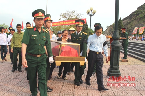 Lãnh đạo tỉnh và Bộ CHQS tỉnh Đón và an táng hài cốt liệt sỹ quân tình nguyện từ Lào về quê hương.