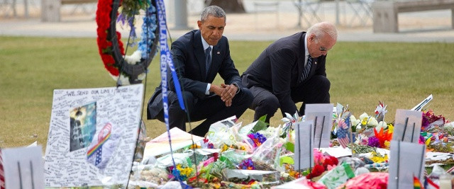 Tổng thống Barack Obama và Phó Tổng thống Joe Biden đến thăm đài tưởng niệm các nạn nhân trong vụ xả súng tại hộp đêm Pulse vào ngày 16/6. Ảnh: AP. 