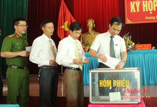 Các đại biểu bỏ phiếu bầu các chức danh theo luật định