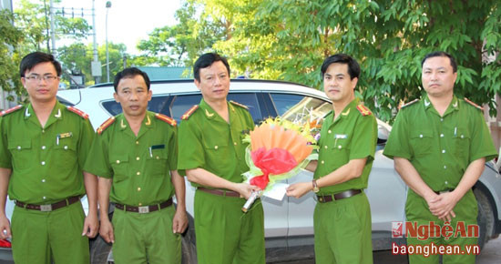 Thượng tá Nguyễn Đức Hải, Phó giám đốc  Công an Nghệ An chúc mừng thành tích của Phòng PC52.