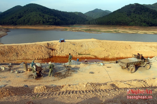 Công tác phòng chống nắng hạn đã được chuẩn bị hàng tháng trước nhưng do nguồn cung nước đã cạn kiệt nên hiệu quả không được là bao. Trong ảnh là công tác xây bờ kè cho đập Khe Lách để chống thất thoát nước trong mùa hạn đã được tiến hành hơn 3 tháng nay.