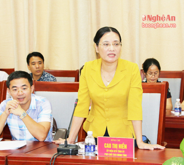 Đồng chí Cao Thị Hiền, Ủy viên BTV Tỉnh ủy, Phó chủ tịch HĐND tỉnh phát biểu tại cuộc họp.