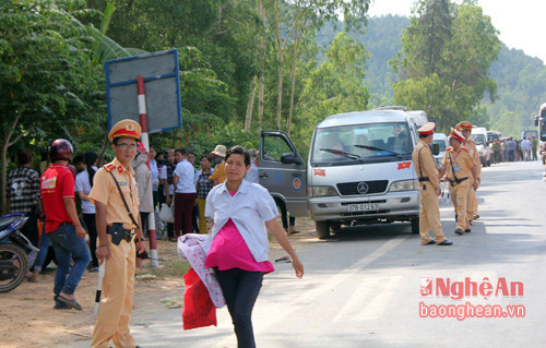 Lực lượng công an huyện Nghi Lộc có mặt tại hiện trường để giải quyết vụ việc.