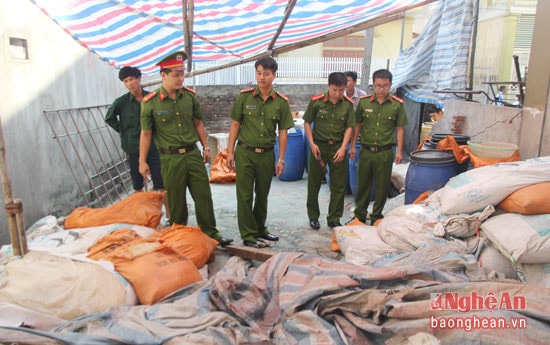 Lực lượng chức năng kiểm tra số măng tươi ngâm hóa chất