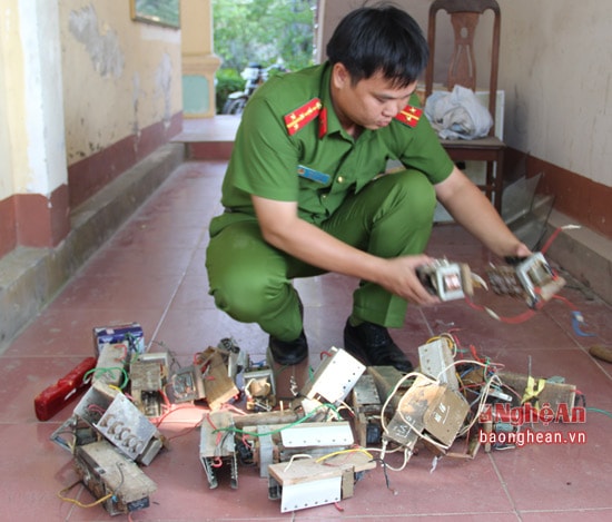 Công an Yên Thành tịch thu lõi kích điện tự chế.