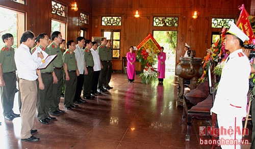 Thượng tướng Bùi Văn Nam cùng đoàn công tác làm lễ dâng hoa, dâng hương tưởng niệm Chủ tịch Hồ Chí Minh.