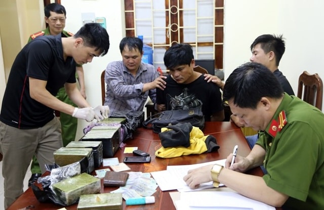 Cảnh sát giám định tang vật và ghi lời khai với Khén. Ảnh: Công an cung cấp.
