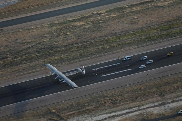 Máy bay năng lượng mặt trời Solar Impluse 2 chuẩn bị hạ cánh tại sân bay San Pablo thuộc Seville, Tây Ban Nha vào ngày 23/6/2016.