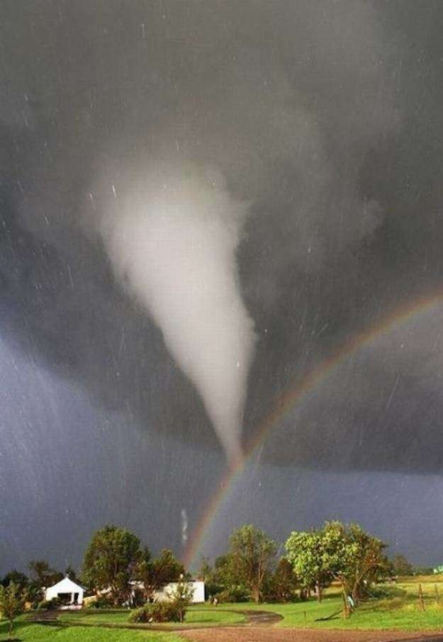 Đây là những gì sẽ xảy ra khi một cơn lốc xoáy Kansas gặp một cầu vồng.
