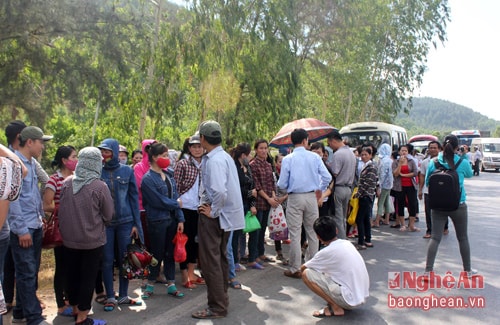 Tình trạng chăn xe chở công nhân gây nên cảnh lộn xộn, mất an toàn giao thông ( ảnh chụp sáng ngày 22/6)