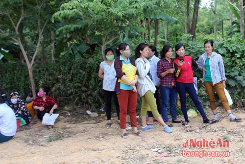 Một nhóm công nhân bị chậm giờ làm do tình trạng chậm xe ( ảnh chụp sáng ngày 22/6)