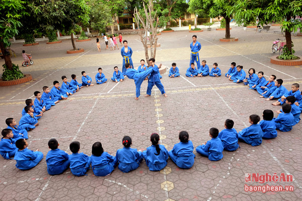 Trong ảnh là 45 võ sỹ nhí đến từ trường Tiểu học Quang Trugn đang tập luyện sau giờ học chiều. 