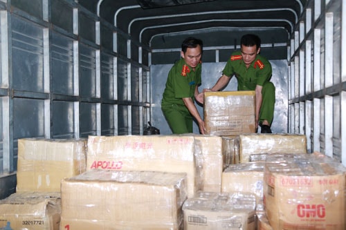 Lực lượng Công an kiểm tra số dược phẩm bị thu giữ.