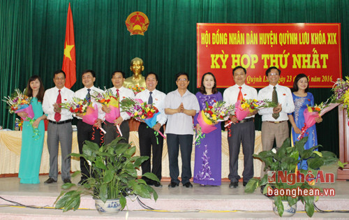 Đ/c Nguyễn Hữu Lậm- UVBTV, Trưởng ban tổ chức Tỉnh ủy chúc mừng các chức danh chủ chốt HĐND huyện Quỳnh Lưu khóa XIX. 