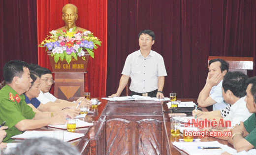 Chủ tịch UBND huyện Nghi Lộc, ông Lê Tiến Dũng kết luận cuộc họp.