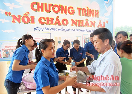 Những suất cháo được trao tận tay bệnh nhân.