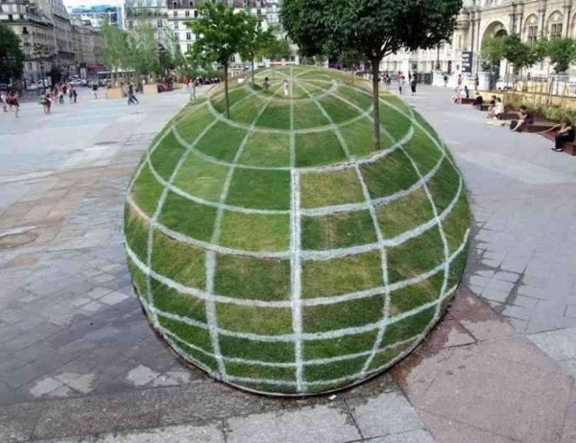 Một quả bóng màu xanh lá cây lớn được làm từ cỏ? Không phải. Đó là ảo ảnh quang học trên vỉa hè hoàn toàn bằng phẳng gần trụ sở chính quyền thành phố ở Paris, Pháp.