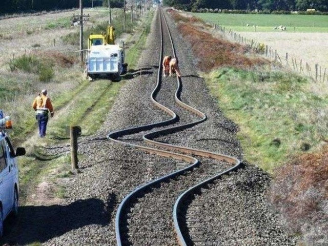 Một trận động đất đã làm cong đường ray xe lửa ở New Zealand.