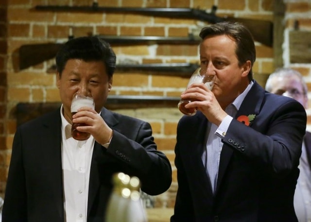 Chủ tịch Trung Quốc Tập Cận Bình (trái) và Thủ tướng Anh David Cameron trong chuyến thăm Anh năm 2015. Chuyến thăm với nhiều hợp tác quan trọng đã tăng cường quan hệ Anh - Trung, mở rộng cánh cửa vào EU cho Trung Quốc (Nguồn: Getty Image)