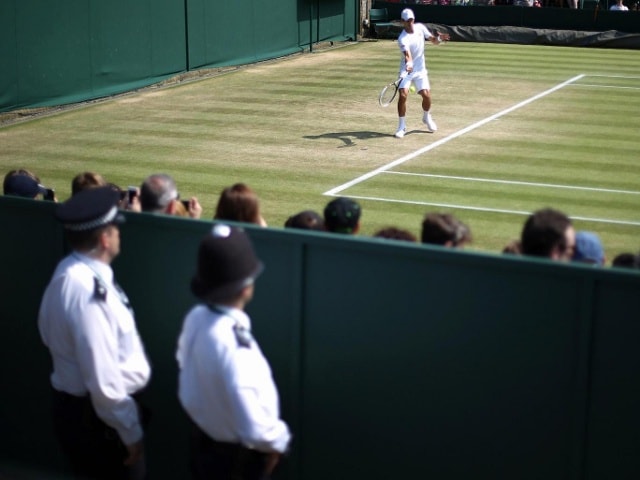 Cảnh sát đảm bảo an ninh trong một trận đấu của Novak Djokovic tại Wimbledon. Ảnh: Getty.