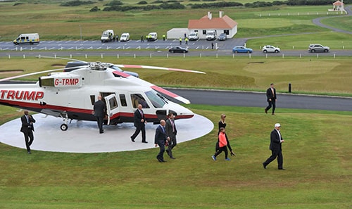 trực thăng của ông hạ cánh xuống câu lạc bộ golf và nghỉ dưỡng Turberry ở Scotland.  Ảnh: Reuters