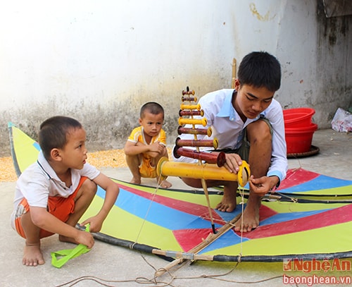 Hàng ngày từ những lúc vắng nhà, còn lại khi nào cũng thấy Cường hí hoáy với diều sáo