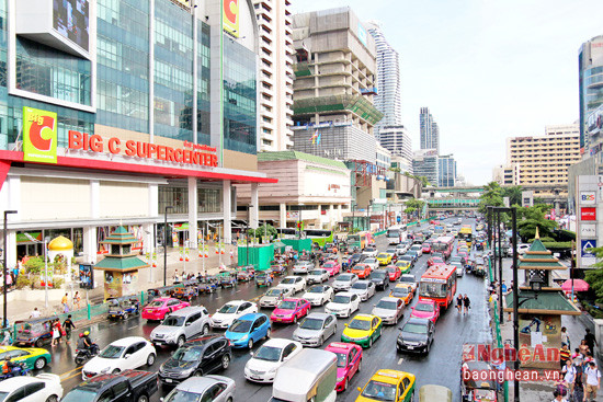 Một trong những tuyến phố sầm uất nhất tại thủ đô Bangkok