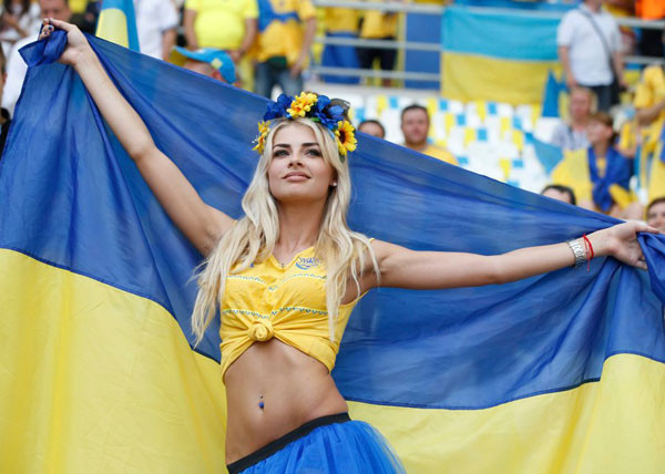 Fan nữ tóc bạch kim của Ukraine khoe eo thon, cổ vũ hết mình cho các chàng trai nhưng Ukraine là đội tuyển gây thất vọng nhất Euro khi rời giải đấu với 0 điểm và không ghi được một bàn thắng nào.