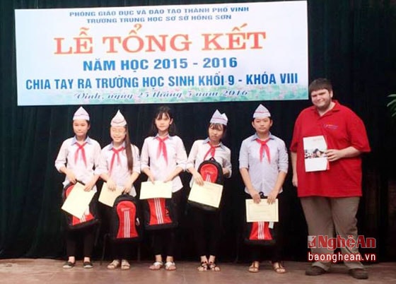 Trung tâm Asem Việt Nam trao học bổng cho học sinh Thành phố Vinh và hơn 40 trường học khác trong tỉnh