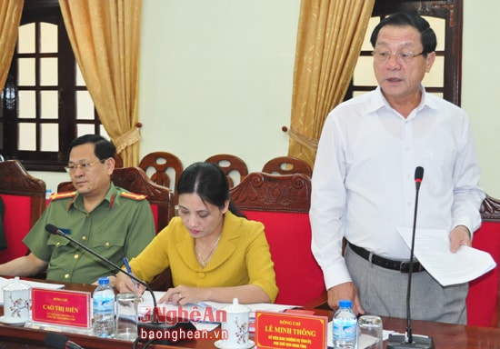 Đồng chí Lê Minh Thông - Ủy viên Ban Thường vụ Tỉnh ủy, Phó Chủ tịch UBND tỉnh báo cáo về tiến độ công tác chuẩn bị cho Hội khỏe Phù đổng toàn quốc lần thứ IX được tổ chức trên địa bàn tỉnh Nghệ An