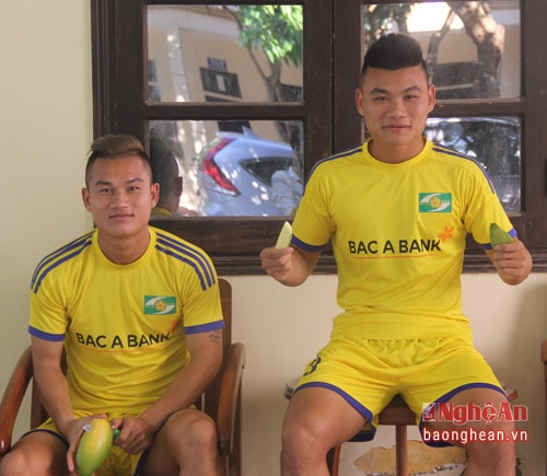 Tiền vệ Võ Ngọc Toàn còn khiến các CĐV xứ Nghệ phải sửng sốt với mái tóc vàng chói mới toanh - Ảnh: FBNV