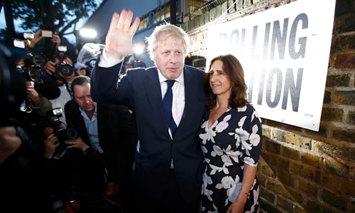 Cựu thị trưởng London Boris Johnson, ủng hộ rời khỏi EU, cùng vợ tại một điểm bỏ phiếu ở bắc London ngày 23/6. Ảnh: Reuters.