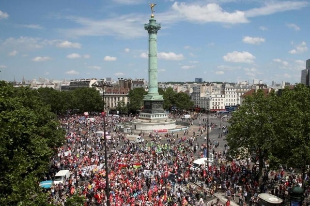 Biểu tình tại Quảng trường Bastille ở thủ đô Paris, Pháp ngày 23/6. Ảnh: Reuters.