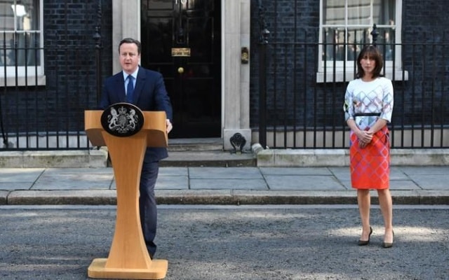 Ông David Cameron tuyên bố từ chức trước sự chứng kiến của vợ là Samantha Cameron (I-Images)