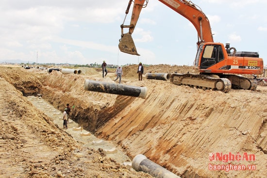 Thi công hạ tầng Khu công nghiệp đô thị và dịch vụ VSIP.Ảnh: Châu Lan