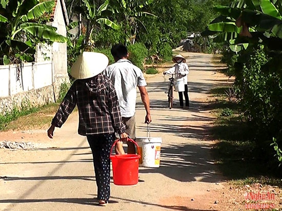 Nguồn nước ít nên người dân không có cảnh chén lấn, tranh dành lẫn nhau, mỗi người chỉ một thùng, xô hoặc chậu thau để san sẻ nguồn nước khi khó khăn.