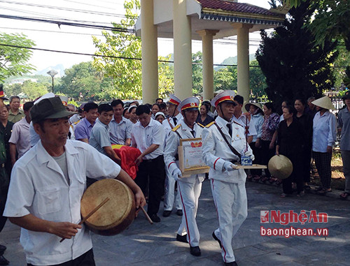 Lễ an táng hài cốt liệt sỹ Vi Văn Phường tại Nghĩa trang liệt sỹ huyện Quỳ Hợp.