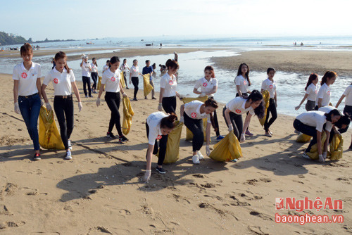 Các thí sinh tham gia các hoạt động bảo vệ môi trường biển bằng việc làm cụ thể, thiết thực là thu gom rác, làm bãi biển sạch hơn.