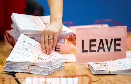 Nhân viên kiểm phiếu trong cuộc trưng cầu dân ý ở Sunderland, Anh ngày 23/6. Ảnh:  Reuters