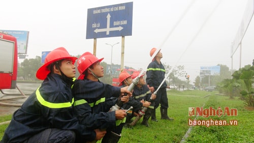 Lực lượng cảnh sát PCCC diễn tập Phòng cháy chữa cháy.