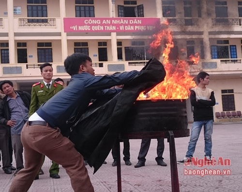 Cảnh sát PCCC huấn luyện nghiệp vụ chữa cháy cho các lực lượng.