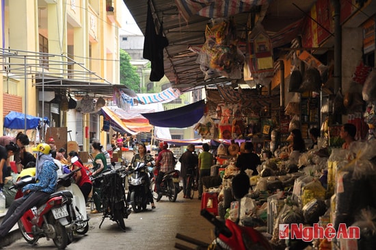 Khu bán hàng mã tại phía Tây chợ Vinh bày hàng choán lối đi là nguyên nhân tiềm ẩn nguy cơ cháy nổ.