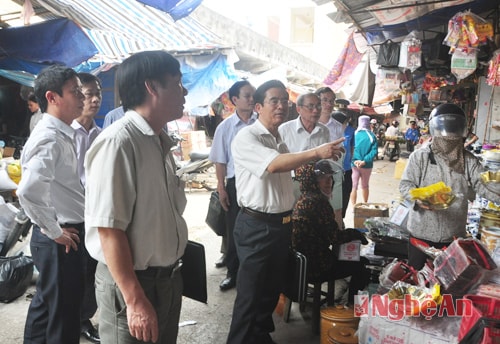 Đoàn giám sát kiểm tra công tác PCCC tại chợ Vinh.