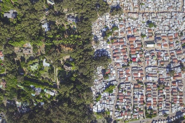 Hout Bay / Imizamo Yethu. Hout Bay là một thung lũng đẹp như tranh vẽ, cách khoảng 15km về phía nam Cape Town.