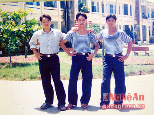 Trung úy Nguyễn Văn Thái (ngoài cùng bên trái) trong môi trường quân ngũ.