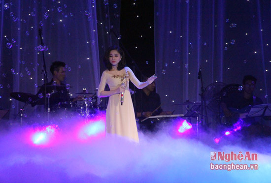 Ca sỹ Quỳnh Trang với xúc động với ca khúc Đêm nghe hát đò đưa nhớ Bác