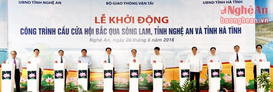 Các đại biểu Trung ương, hai tỉnh Nghệ An và Hà Tĩnh ấn nút phát động khởi động công trình cầu Cửa Hội bắc qua Sông Lam, tỉnh Nghệ An và Hà Tĩnh.